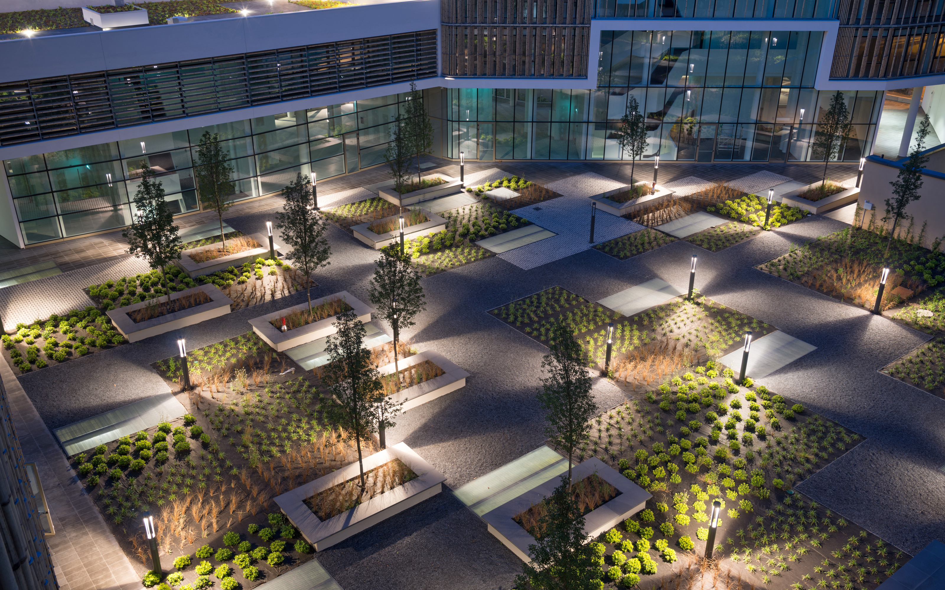 Due to the sophisticated lighting system the courtyard can be used even at night. Illuminated roof garden at night